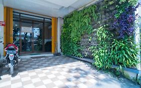 RedDoorz Plus Syariah near Pasar Turi